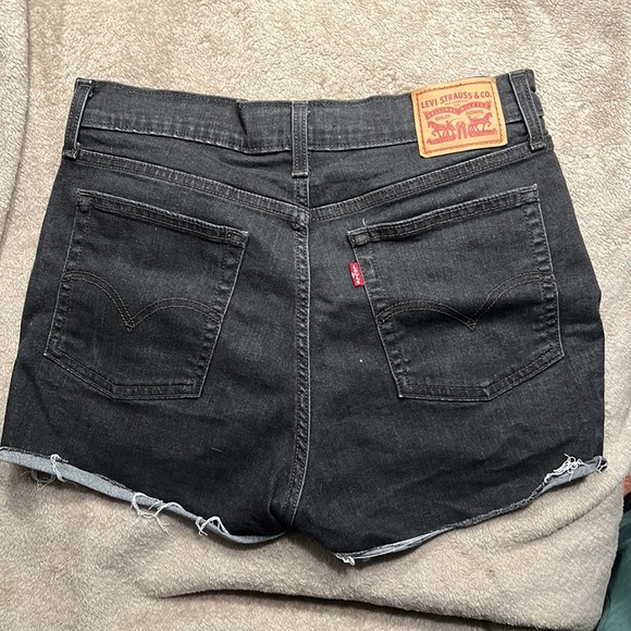 Levi’s High-Rise Black Denim Shorts - Picture 2 of 3